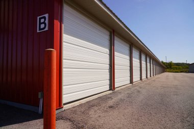 https://depositphotos.com/editorial/red-tan-storage-units-holding-owner-property-675931622.html
